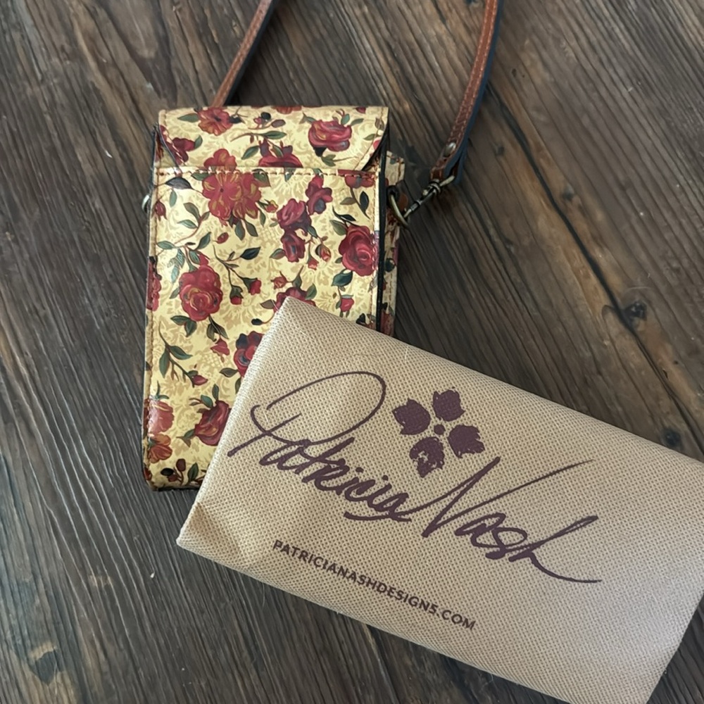 Patricia Nash Crossbody phone case - Picture 6 of 8